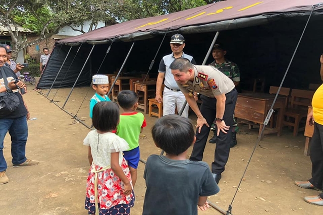 Antisipasi Gedung SD Ambruk, Polres Jember Dirikan Tenda Darurat