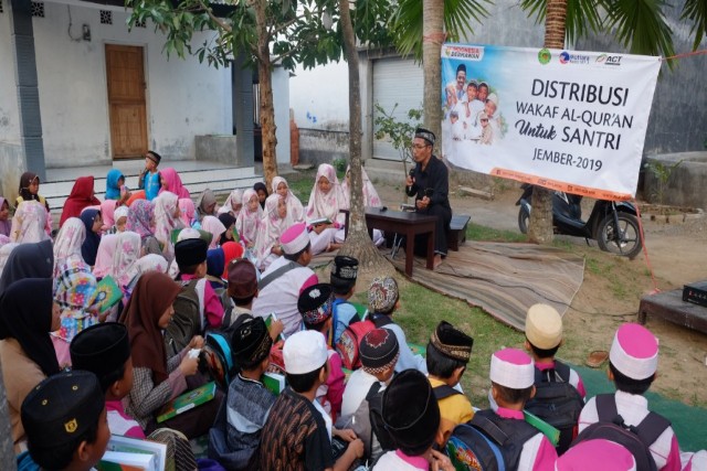 ACT Salurkan Wakaf Alquran ke TPQ Al-Jauhar Jember