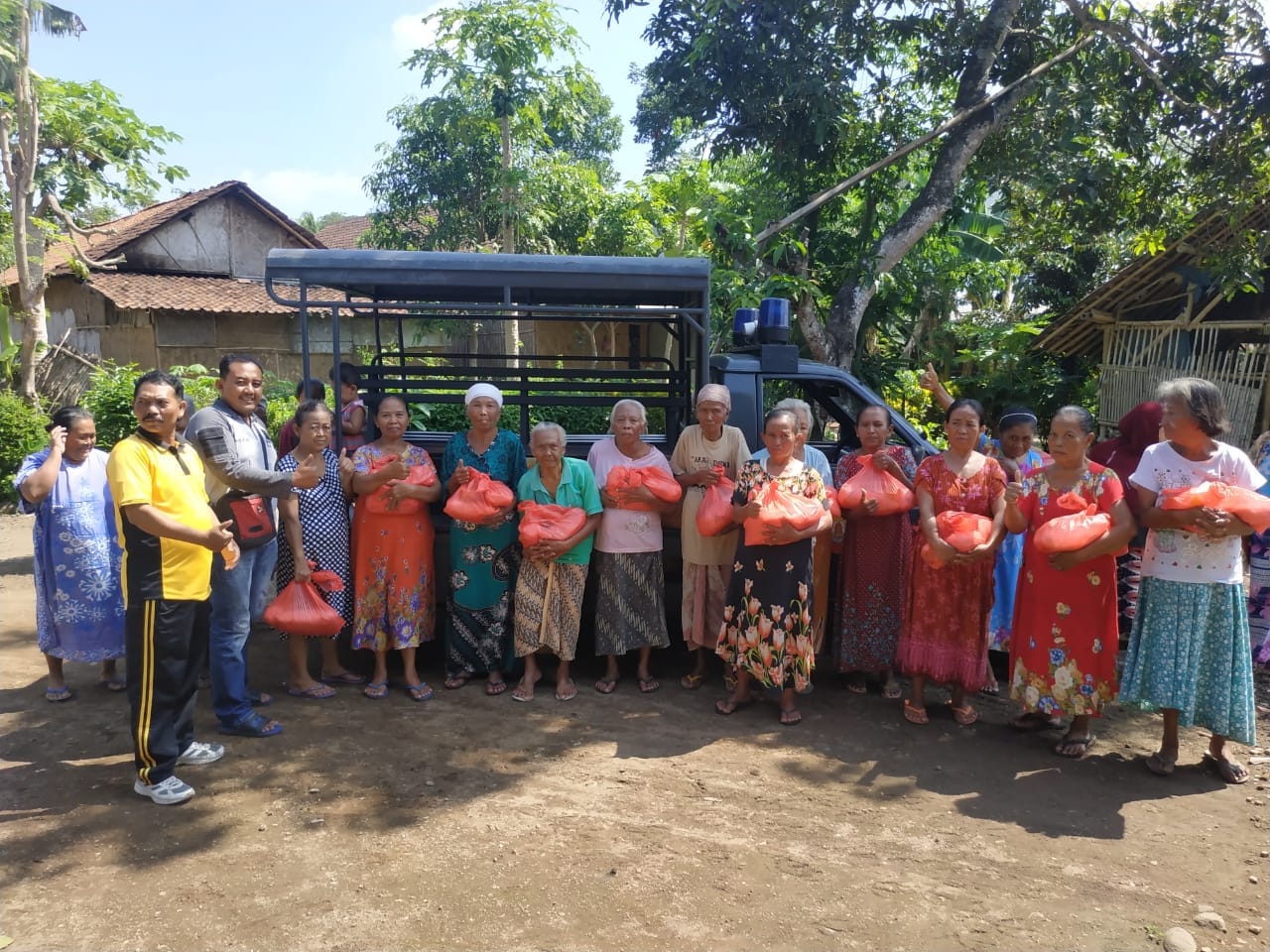 Polisi di Jember Patungan Tiap Hari Jumat Beli Sembako Buat Dhuafa