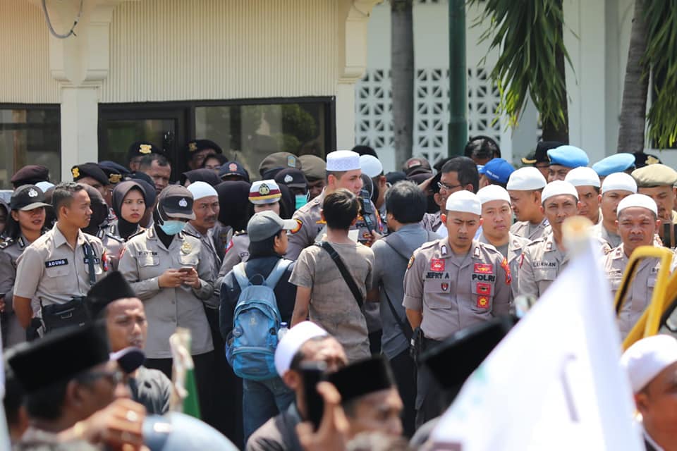 Polisi Jember Gunakan Peci Putih dan Berhijab Saat Amankan Aksi Damai Topi Bangsa