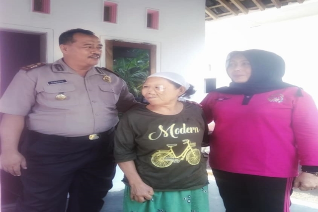 Terkena Tumor di Wajah, Nenek Wagira Didatangi Polisi Jember