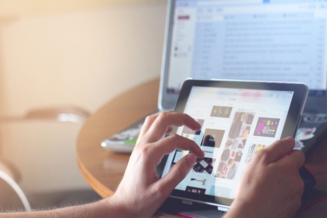 Gaya Hidup Mahasiswa: 44% Chating, 23% Membaca, 18% Game Online