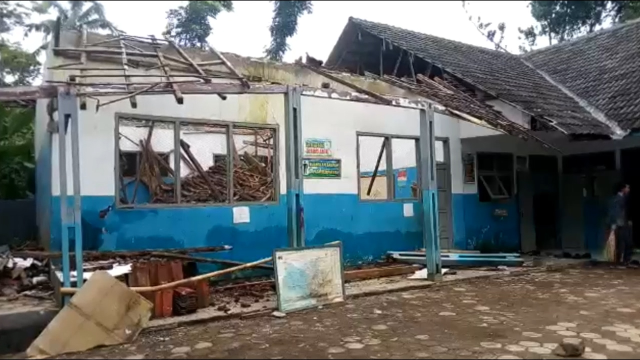 Atap Satu Ruang Kelas SDN Curahkalong 5 di Jember Ambruk