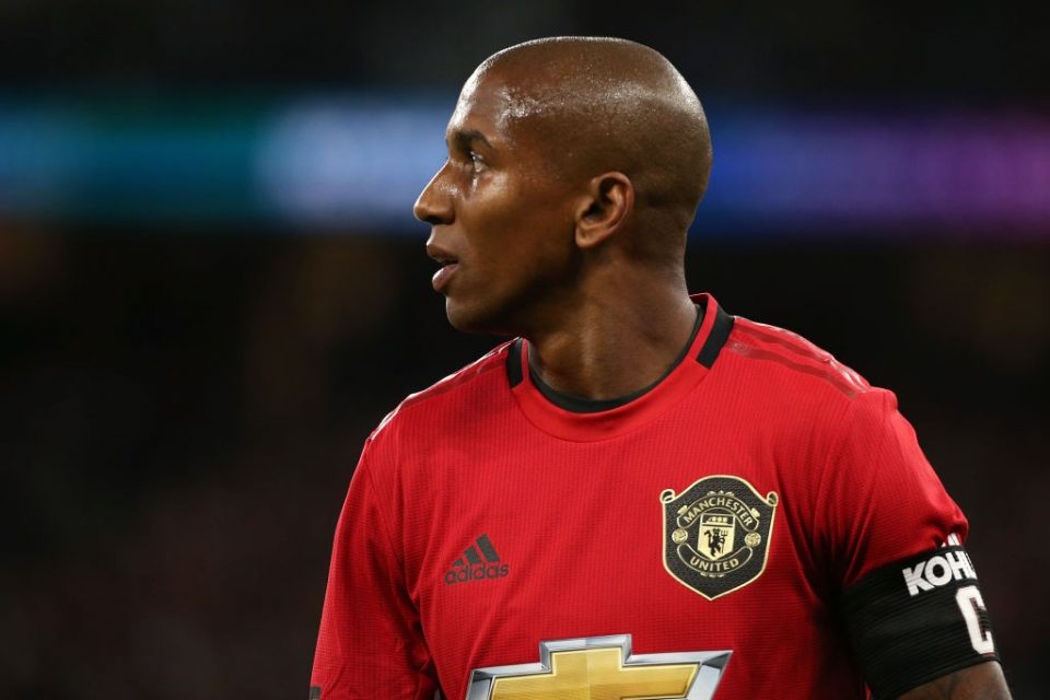 Bek Man United Young Setuju Pindah ke Inter Milan