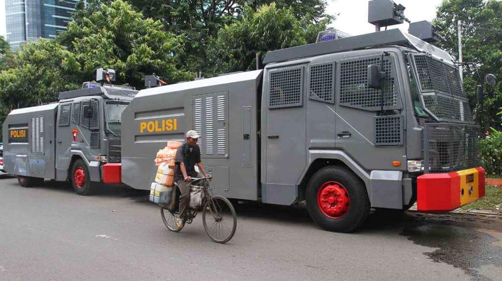 AWC Polres Jember Semprot Disinfektan di Jalanan
