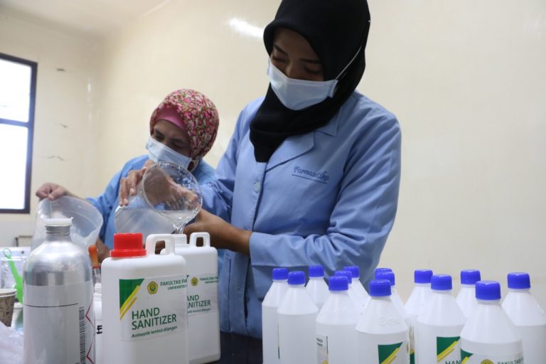 Fakultas Farmasi Universitas Jember Produksi Hand Sanitizer