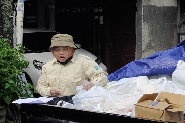 Terdampak Covid-19, Komunitas Plastik untuk Kebaikan Sumbang Sembako untuk Pemulung