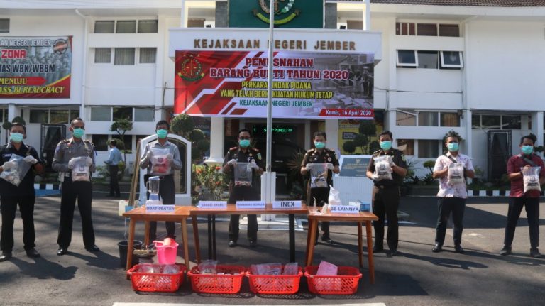 Kejari Jember Musnahkan Ribuan Pil Koplo dan Tembakau Gorila di Tengah Pandemi Covid-19