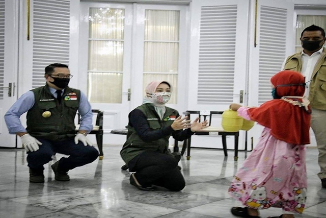 Dua Bocah Ini Sumbangkan Tabungannya untuk Para Dokter yang Berjuang Melawan Covid-19