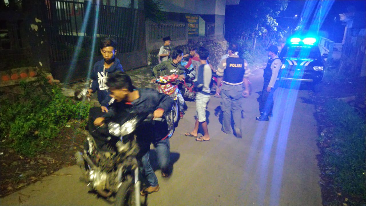 Polisi Bersenjata Lengkap Bubarkan Kerumunan Belasan Pemuda di Arjasa Jember