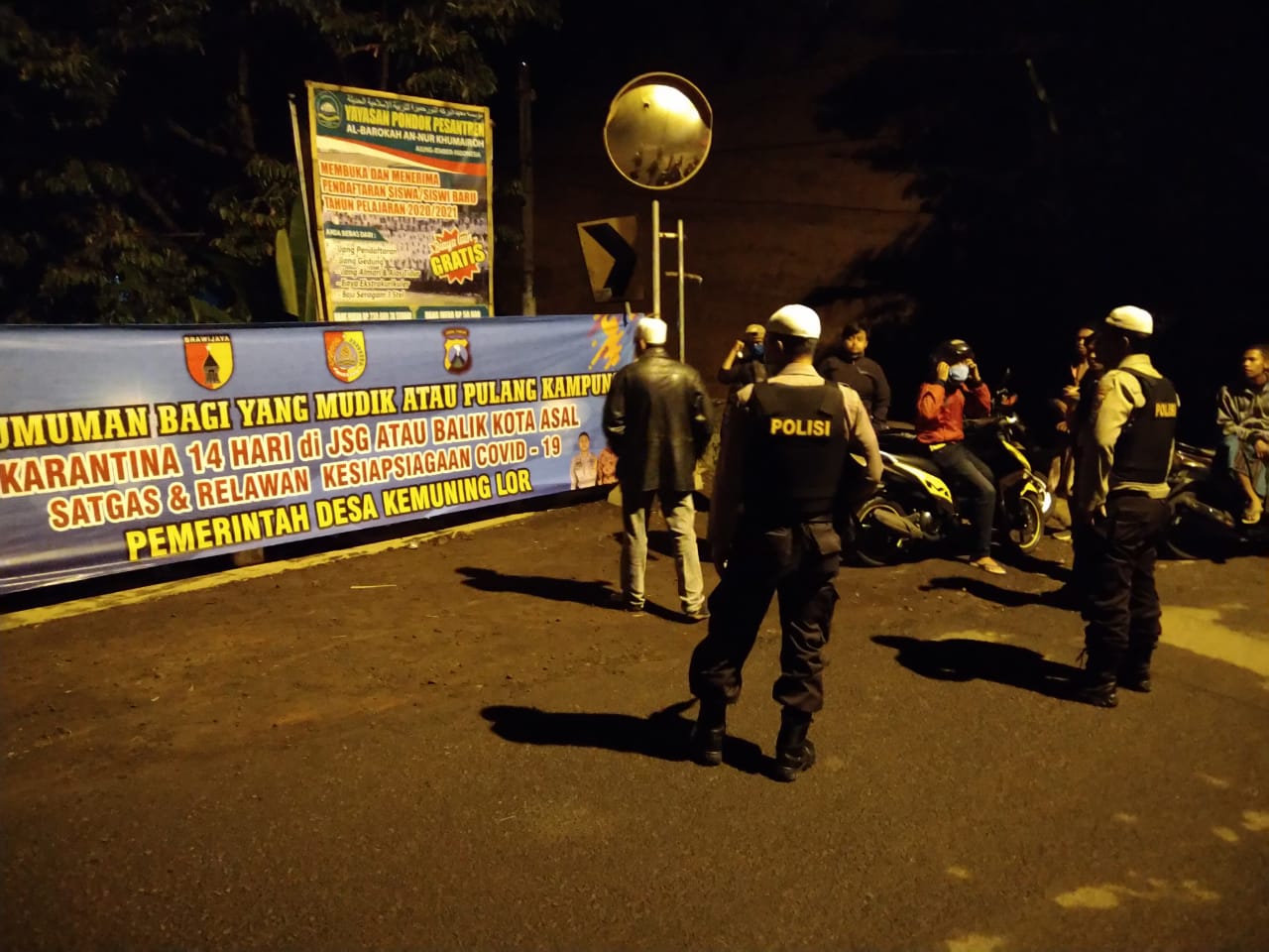 Dengan Bersongkok Putih, Polisi Gelar Patroli Sahur Bubarkan Kerumunan Warga di Arjasa Jember