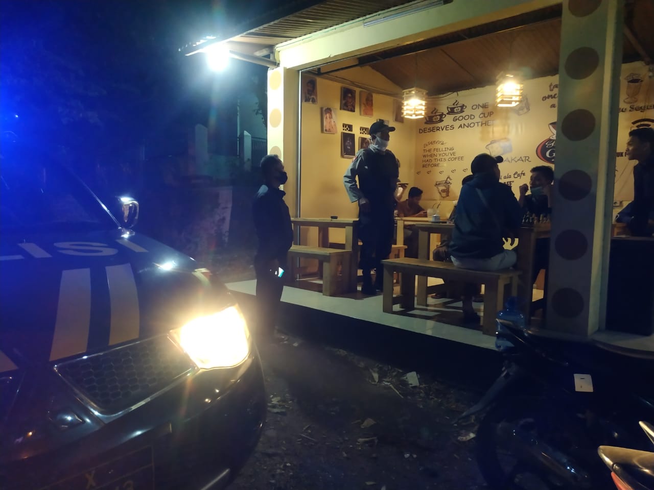 Tak Patuh Physical Distancing, Pengunjung Cafe dan Warung di Arjasa Jember Dibubarkan Polisi