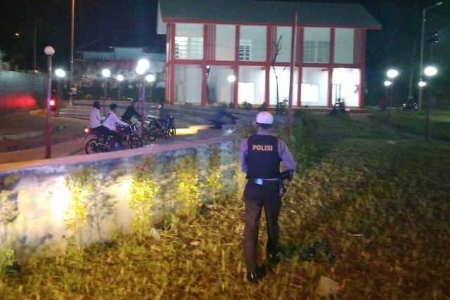 Puluhan Pemuda Nongkrong di Taman Lapangan Arjasa Jember Kocar-kacir Dibubarkan Polisi