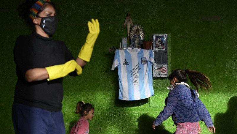 Jersey Bertanda Tangan Maradona Disumbangkan untuk Bantu Warga Argentina Terdampak Covid-19