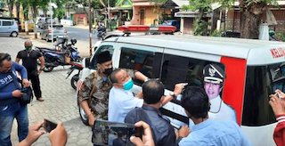 Langgar Aturan Kampanye, Bawaslu Copot Gambar Bupati Petahana Jember