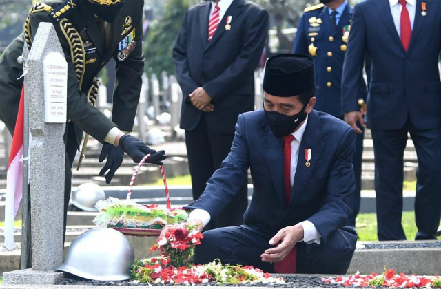 Jokowi Beri 6 Tokoh Gelar Pahlawan Nasional, Salah Satunya Sultan Baabulah
