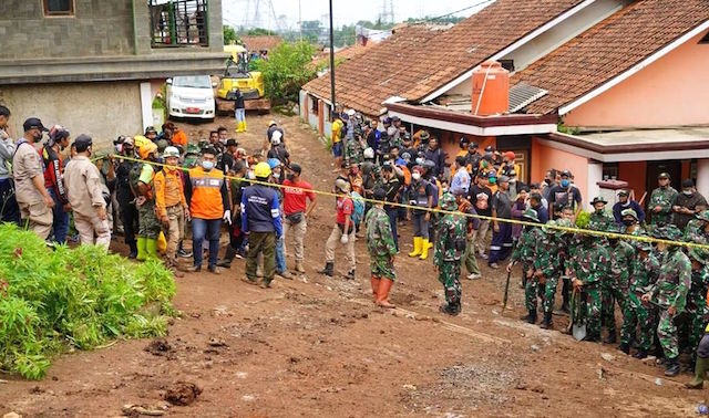Danramil Cimanggung Tertimbun Longsor Bersama Warga Bojong Kondang, Cihunjuang, Sumedang