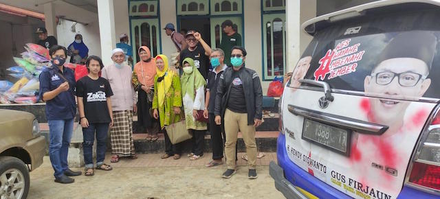 Bupati-Wabup Jember Terpilih, Hendy Siswanto-Gus Firjaun, Bantu Warga Bangsalsari yang Kebanjiran