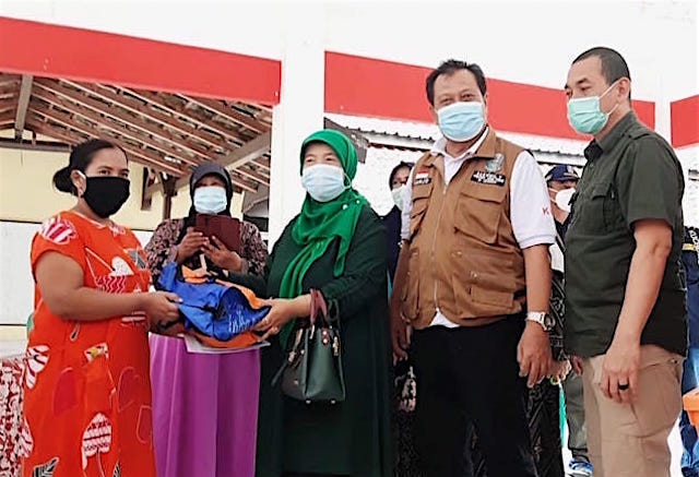 Warga Kebanjiran di Jember Bersyukur Gubernur Khofifah Peduli, Kirimi Mereka Bantuan Logistik