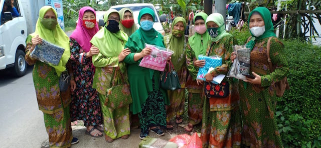 Nyai Emi Pimpin Kunjungan PC dan PAC Muslimat NU Bantu Warga di 4 Titik Lokasi Banjir