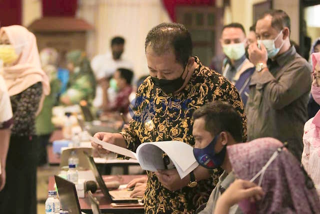 Pejabat Pemkab Jember Penuhi Pendopo Siapkan Data Perkada 2021
