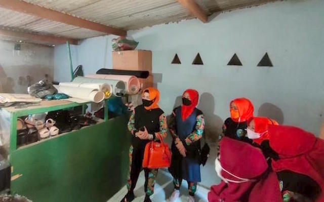 Hj Kasih Fajarini dan Ibu-ibu TP PKK Gembira Pengrajin Sepatu di Petung Tetap Eksis di Masa COVID-19