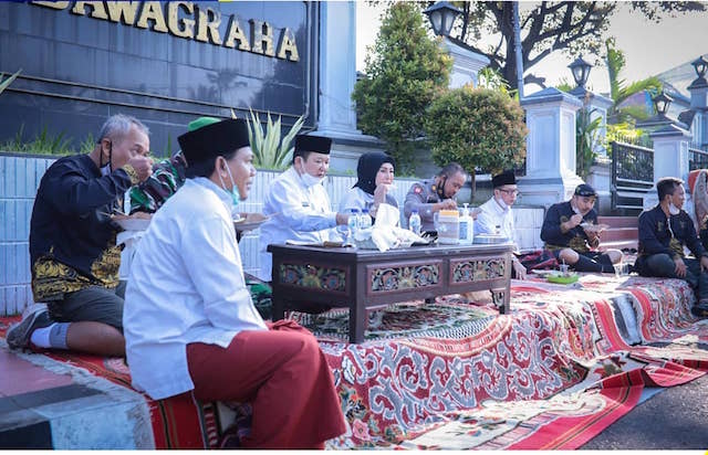 Rasa Syukur GTT/PTT Buat Sarapan Bersama Bupati dan Wakil Bupati Jember di depan Pendopo