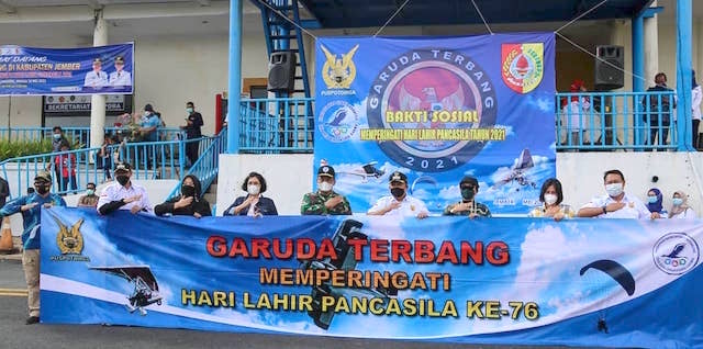 Parade Garuda Terbang Buktikan Bandara Notohadinegoro Laik Daratkan Pesawat