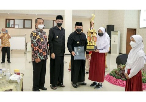 Bupati dan Wabup Jember Serahkan Trophy Juara Lomba Cipta Puisi Anak Negeri