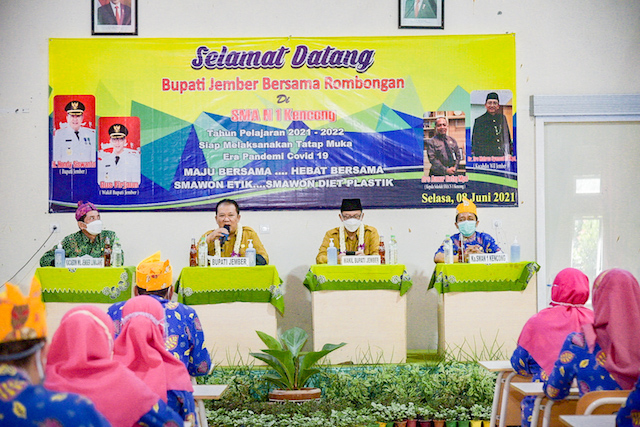 Ngantor di Kencong, Bupati Jember Apresiasi SMAN 1 Radio Sekolah Jadi Sarana Belajar