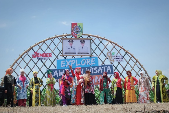 Yang Inovatif, TP PKK Jember Fashion Show di Paralayang Bupati Cup