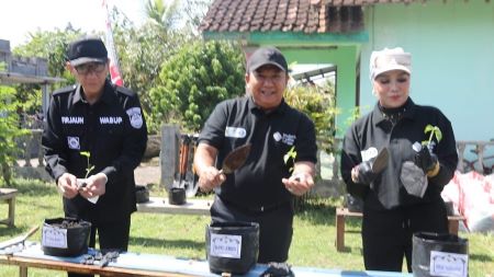 Tekan Inflasi, Bupati Jember Bagikan Saprodi dan Bibit Cabai serta Bawang Merah kepada Masyarakat