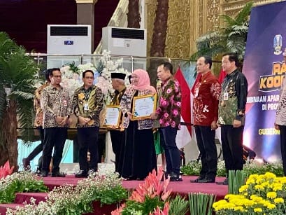 Dari Gubernur Jatim, Bupati Hendy Raih Anugerah 'Bupati Berprestasi' Ubah Status Desa Maju dan Mandiri Tercepat