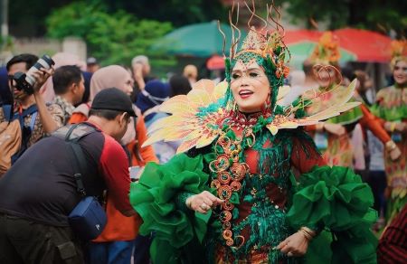 Lestarikan Kerajinan Nusantara, Ketua Dekranasda Jember Ikuti Parade di HUT ke-44 Dekranas di Solo