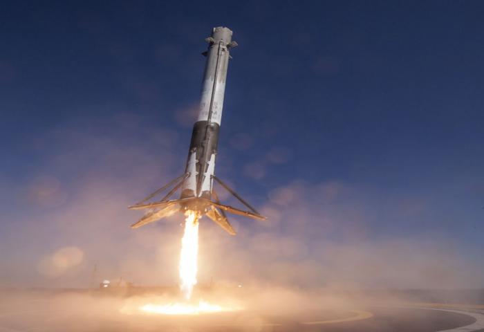 SpaceX Akan Terbangkan Dua Wisatawan Pada 2018