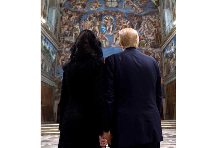 Melania Trump Bergandengan Lagi dengan Sang Suami