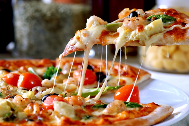 Kecewa Kalah, Suporter Ini Nekat Curi Pizza Dari Pemain Tim Kesayangannya
