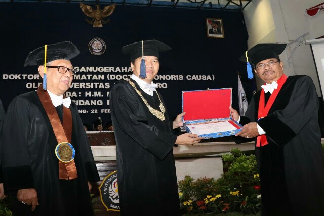 Jaksa Agung Terima Gelar Doktor Honoris Causa dari UNDIP