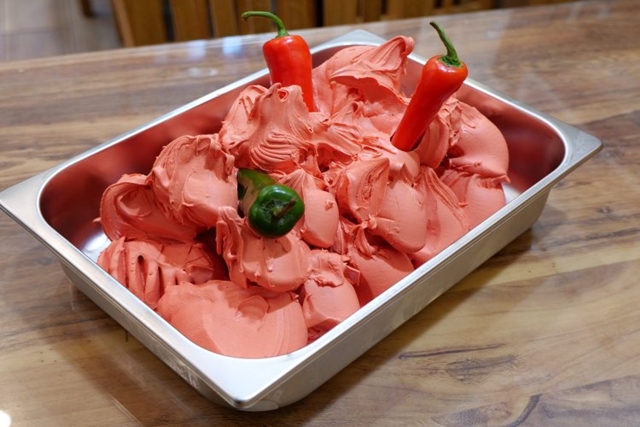 Es Krim Ini Beda, Rasanya Dingin Sekaligus Super Pedas