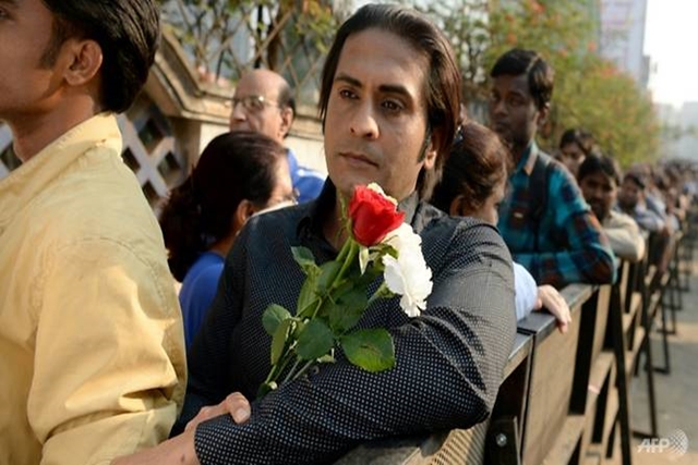 a-fan-carrying-roses-stands-in-queue-to-pay-his-last-respects-to-late-bollywood-actress-sridevi-kapoor-before-her-funeral-in-mumbai-on-february-28-1519799962922-2.jpg