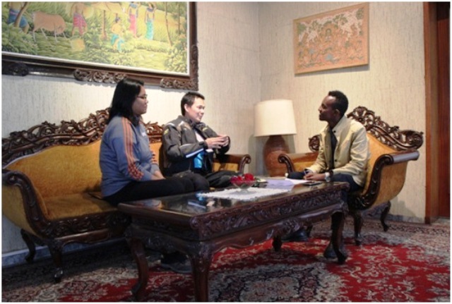 Mario Iroth dan Lilis Handayani diwawancara pers Ethiopia.jpg