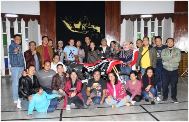 Mario Iroth dan Lilis Handayani bersama keluarga KBRI Ethiopia.jpg