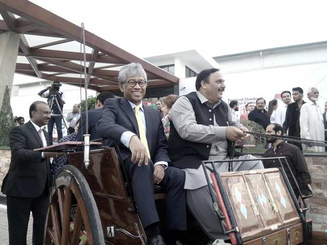 Dubes RI naik kuda kencana.jpg