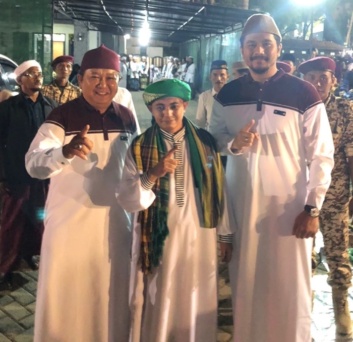 Try Sandi Apriana Sevendream dengan Hendy Siswanto dan putra Kyai Achmad Muzakki Syah.jpg