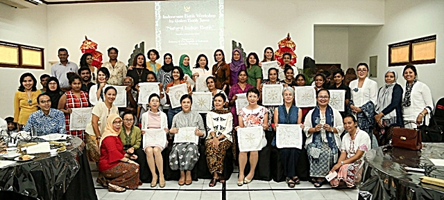 Peserta workshop membatik KBRI Colombo, Sri Lanka.jpg