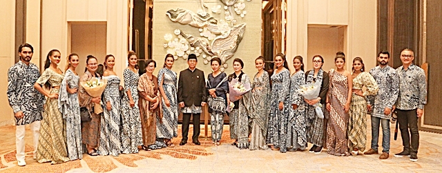 Pengisi acara fashion show berfoto dengan Dubes RI dan istri.jpg
