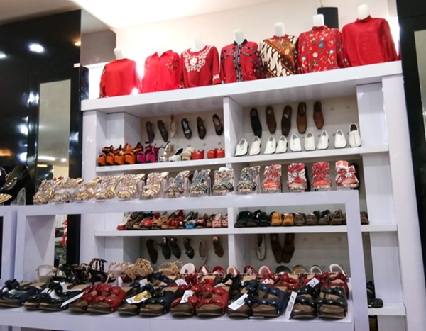 Kemeja dan sepatu untuk pria.jpg