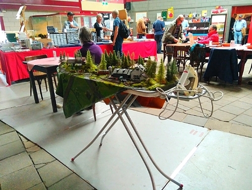 Meja setrika pun digarap sebagai diorama.jpg