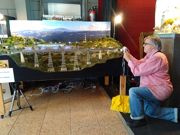 Seorang pengunjung yang serius memotret diorama Tatar Sunda dari Indonesia..jpg