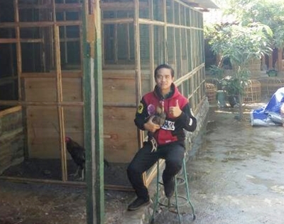 Taulan dengan ayam istimewa kesayangannya.JPG